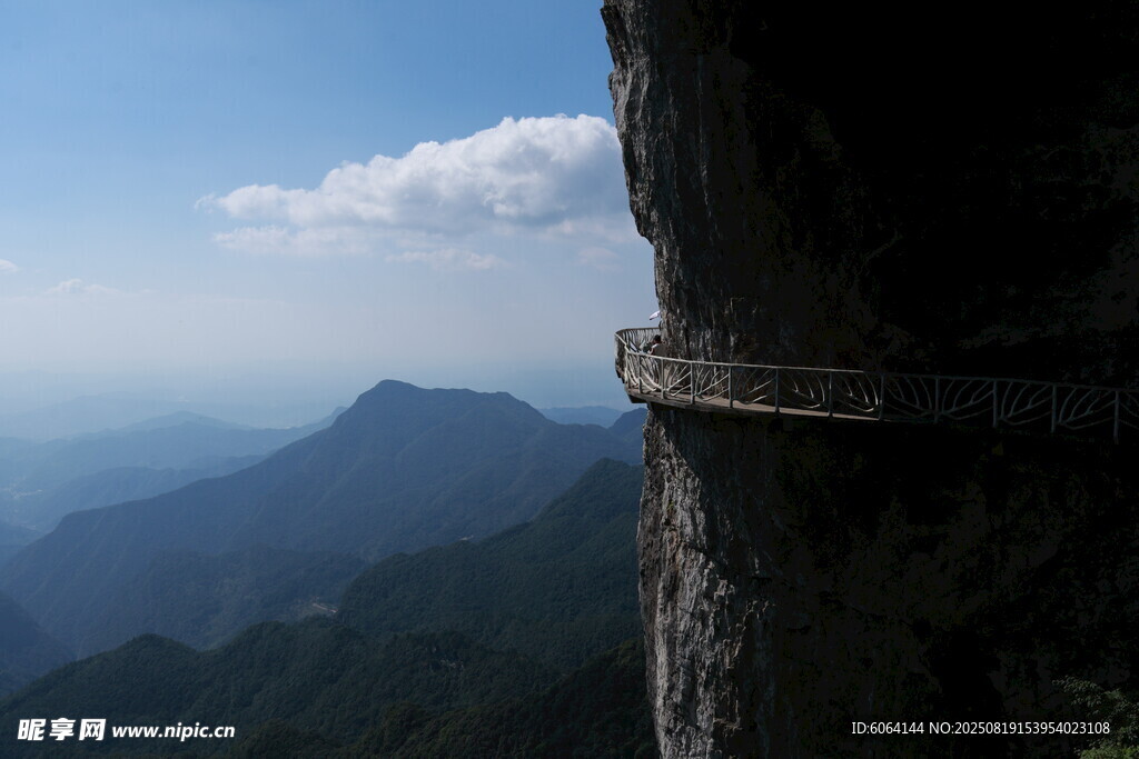 懸崖邊的壯美山景
