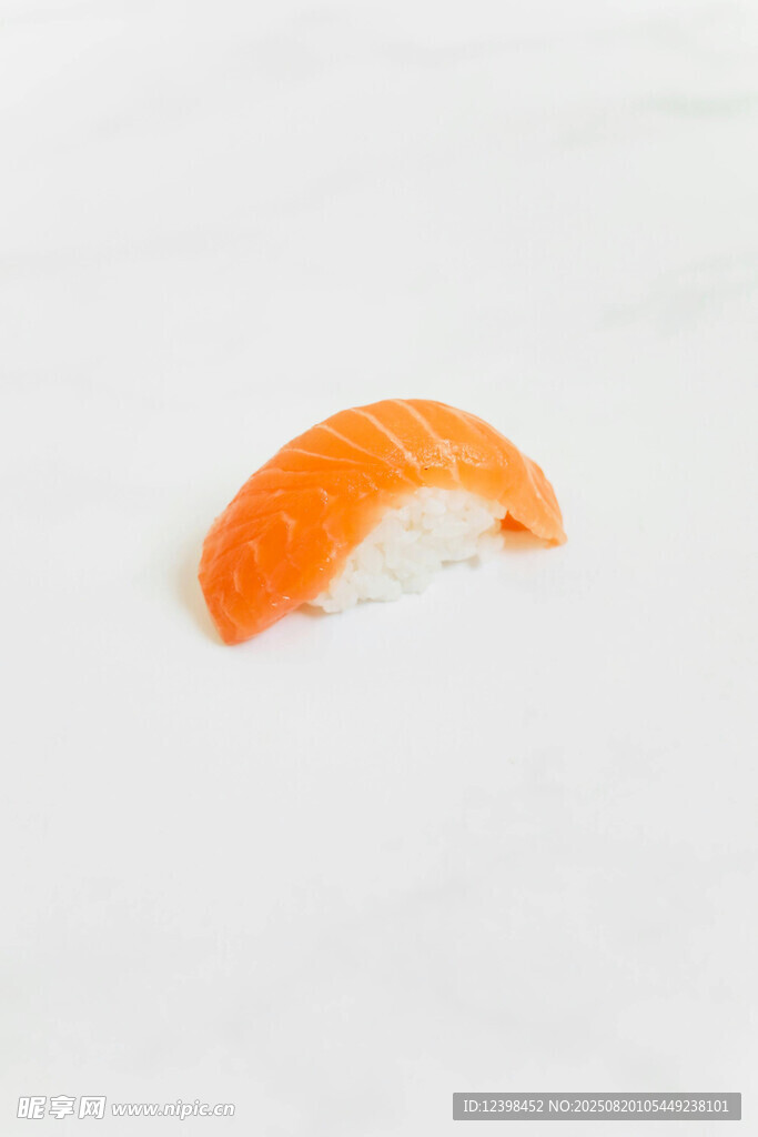 一塊美味的三文魚壽司