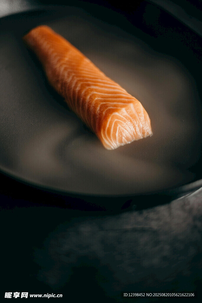 煎鍋中的鮮嫩三文魚