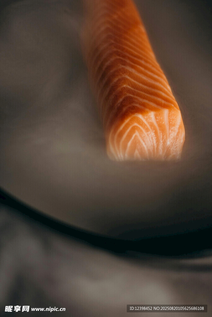 煎制中的三文魚(yú)