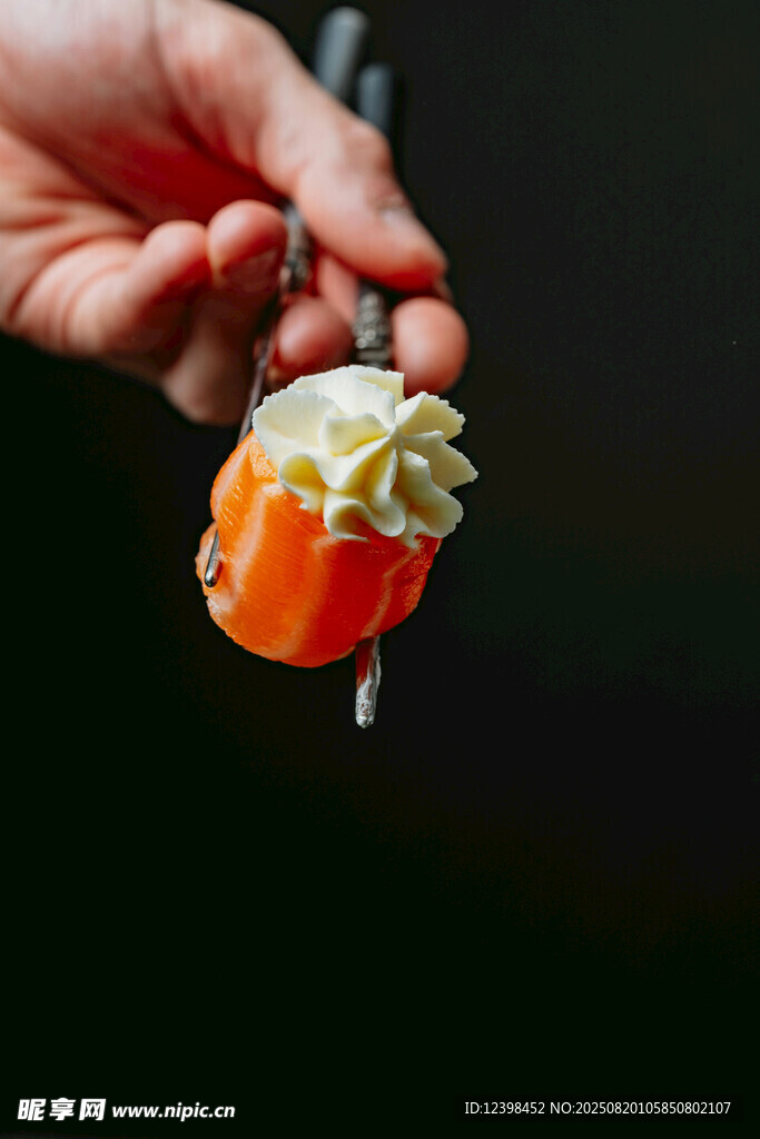手持精致三文魚小食