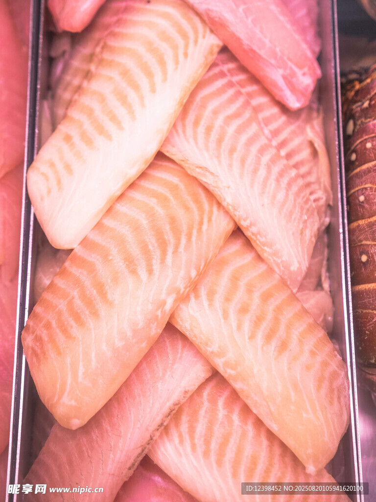 新鮮三文魚刺身食材展示
