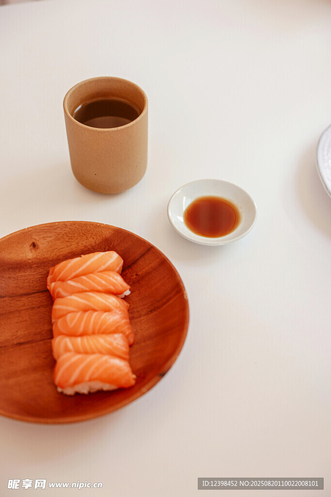 美味三文魚壽司與茶飲