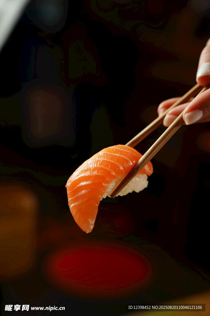 筷子夾起的美味三文魚(yú)壽司