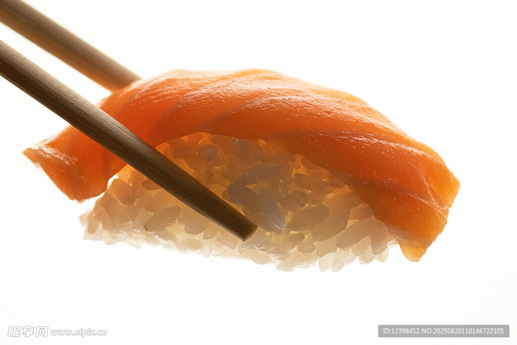 筷子夾起的美味三文魚壽司