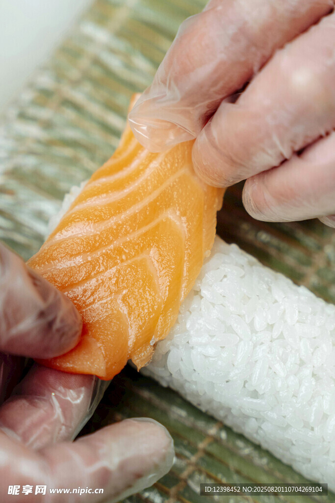 手工制作三文魚壽司