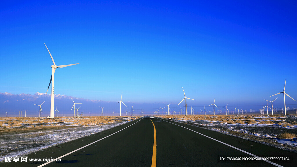 公路旁的風(fēng)力發(fā)電機(jī)組景觀