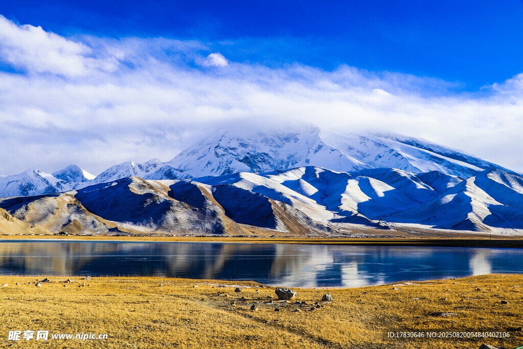 雪山下的靜謐湖泊美景