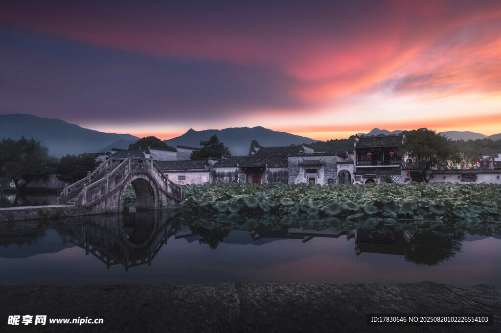 湖畔村落的絢麗黃昏美景