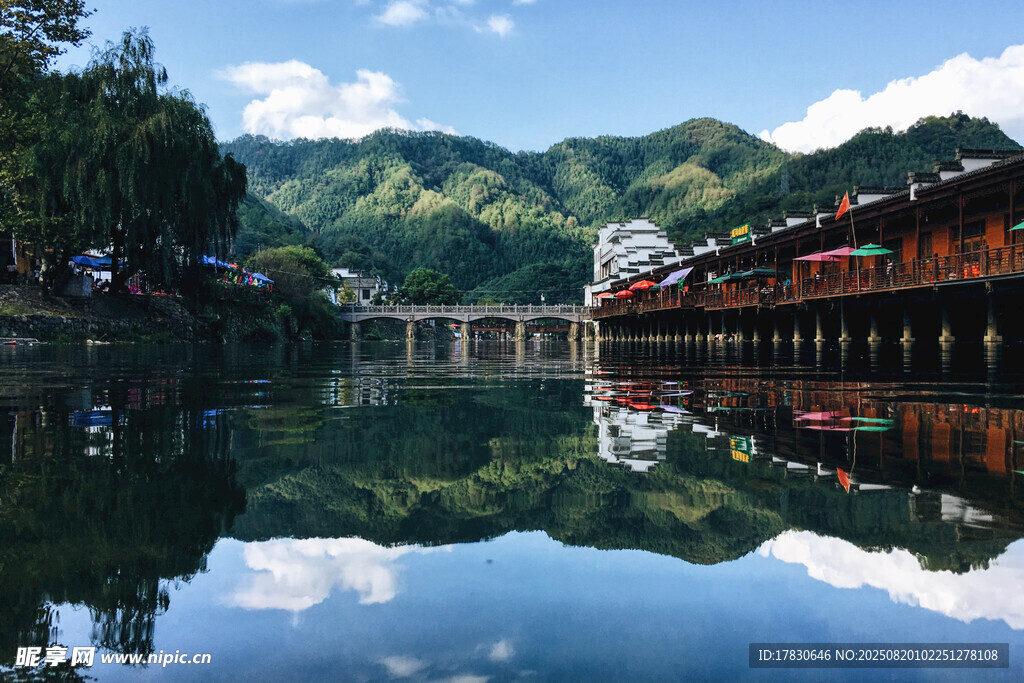 山水間的古橋與秀麗風(fēng)光