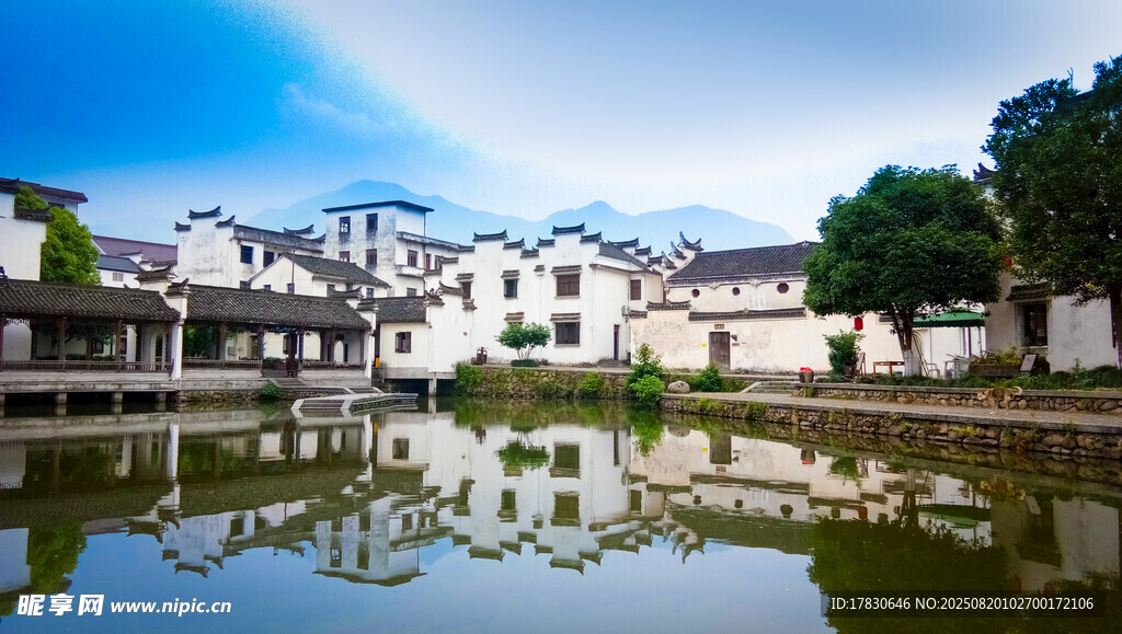 江南水鄉(xiāng)古村落倒影美景