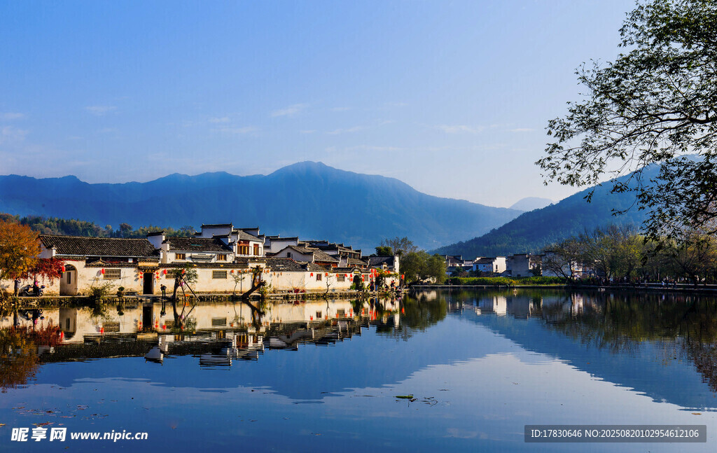 湖畔山村美景倒影如畫