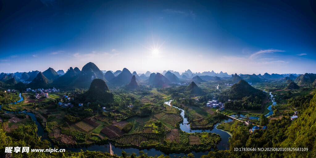 山間晨曦美景