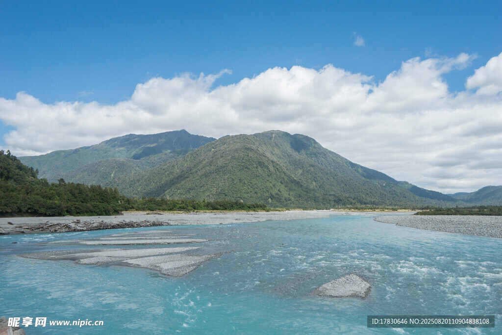 清澈河谷與遠(yuǎn)處青山美景