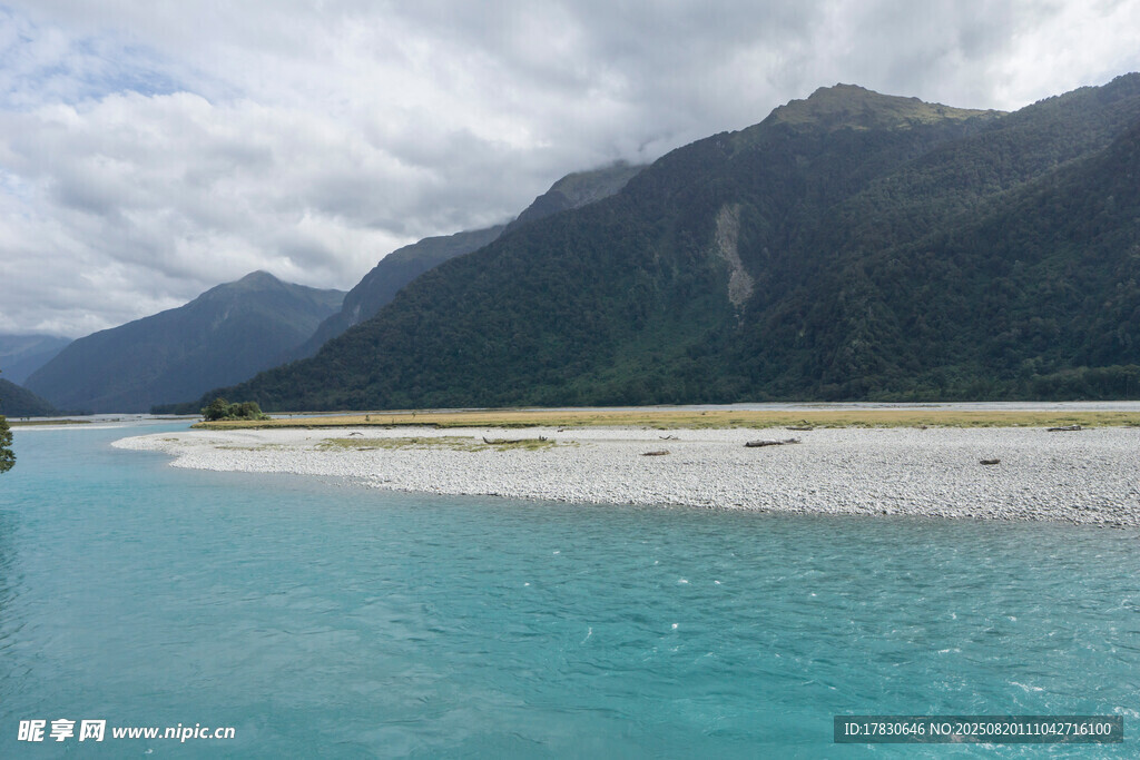藍(lán)水青山間的美麗河岸