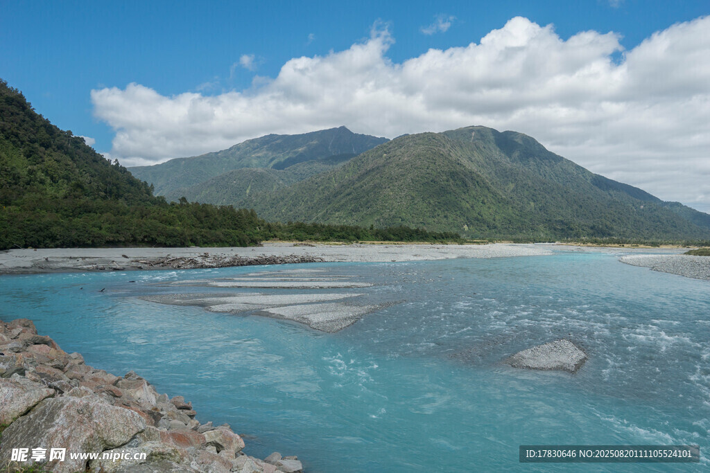 清澈藍(lán)河與遠(yuǎn)處青山美景