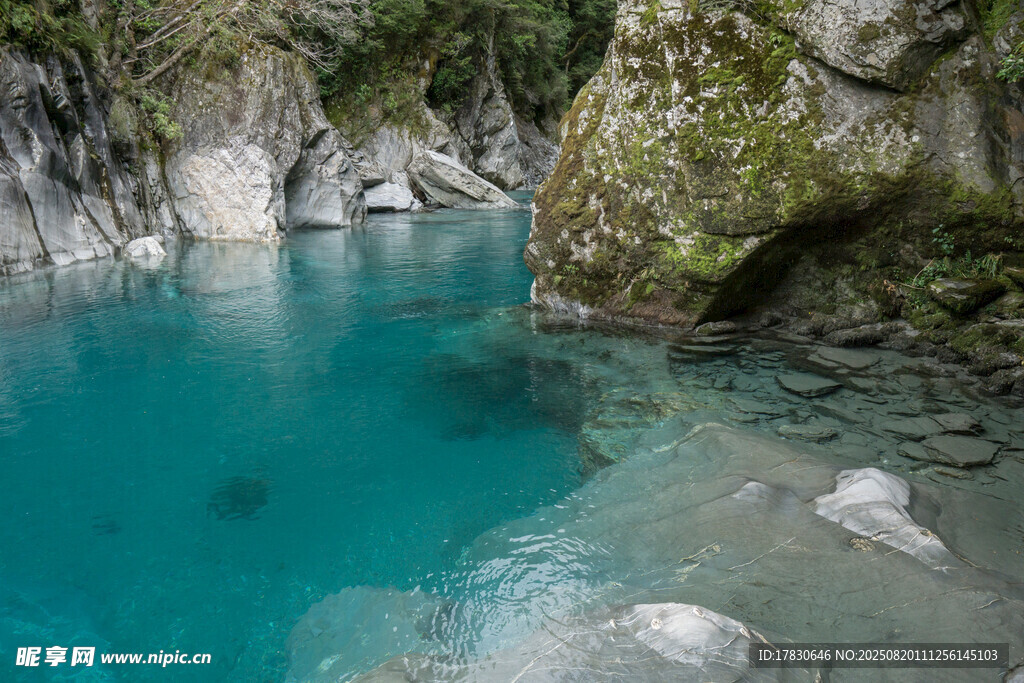 清澈藍(lán)綠色山間溪流美景