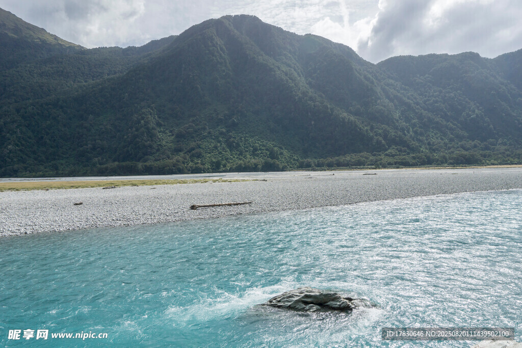 碧海青山間的靈動水域