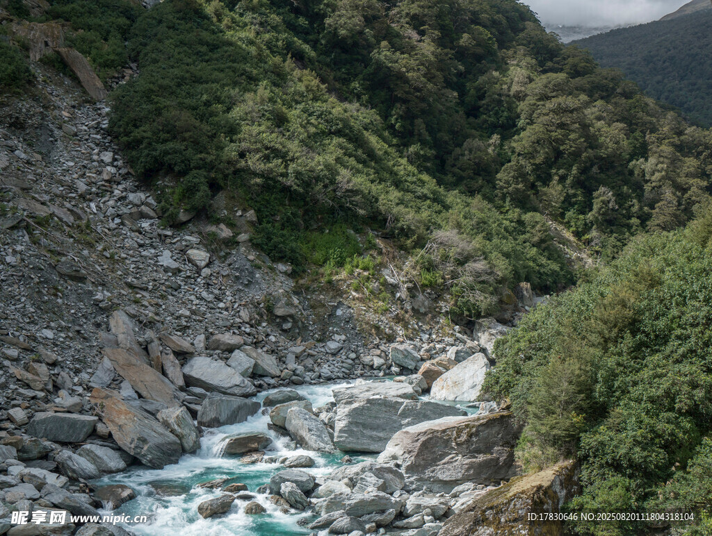 山間湍急溪流的自然美景