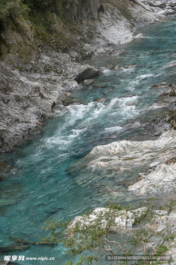 清澈溪流穿于嶙峋山石間