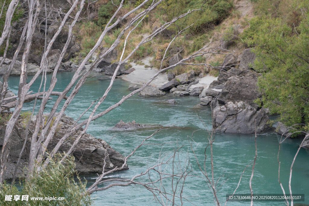 山間清澈溪流與嶙峋怪石