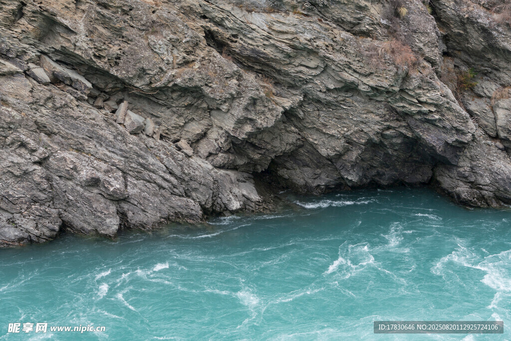 海邊嶙峋巖石與碧藍海水