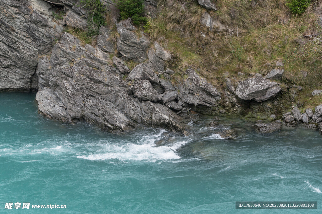 藍(lán)綠色河水沖擊巖石景象