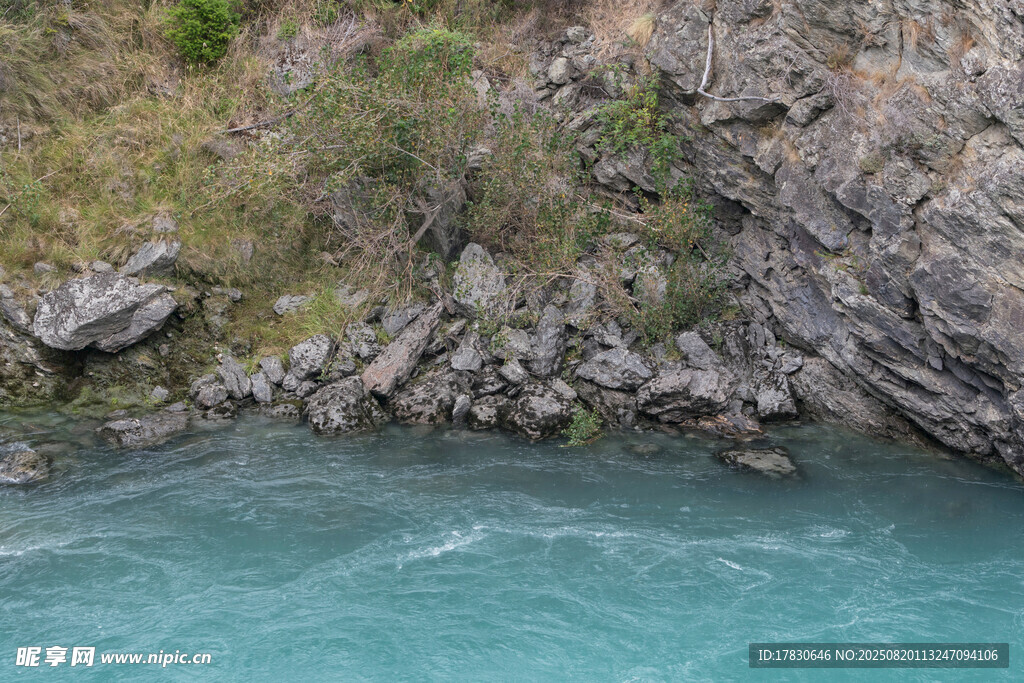 山間碧水流經(jīng)嶙峋巖石