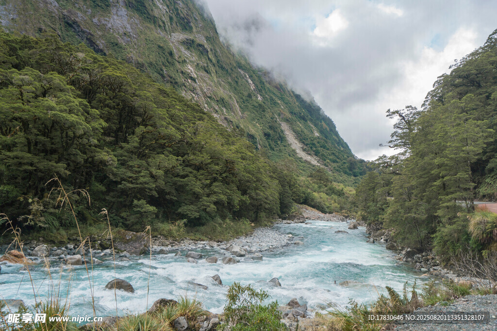 山間湍急河流的自然美景