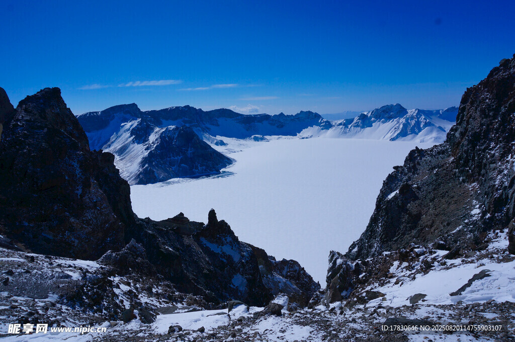 雪山云海壯麗景觀