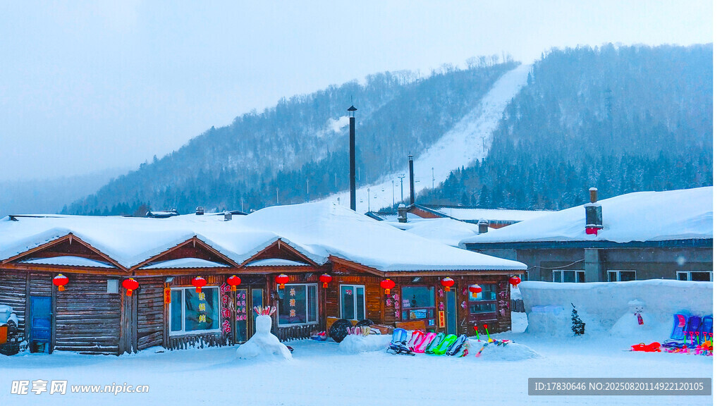 雪覆木屋旁的冬日滑雪場(chǎng)景