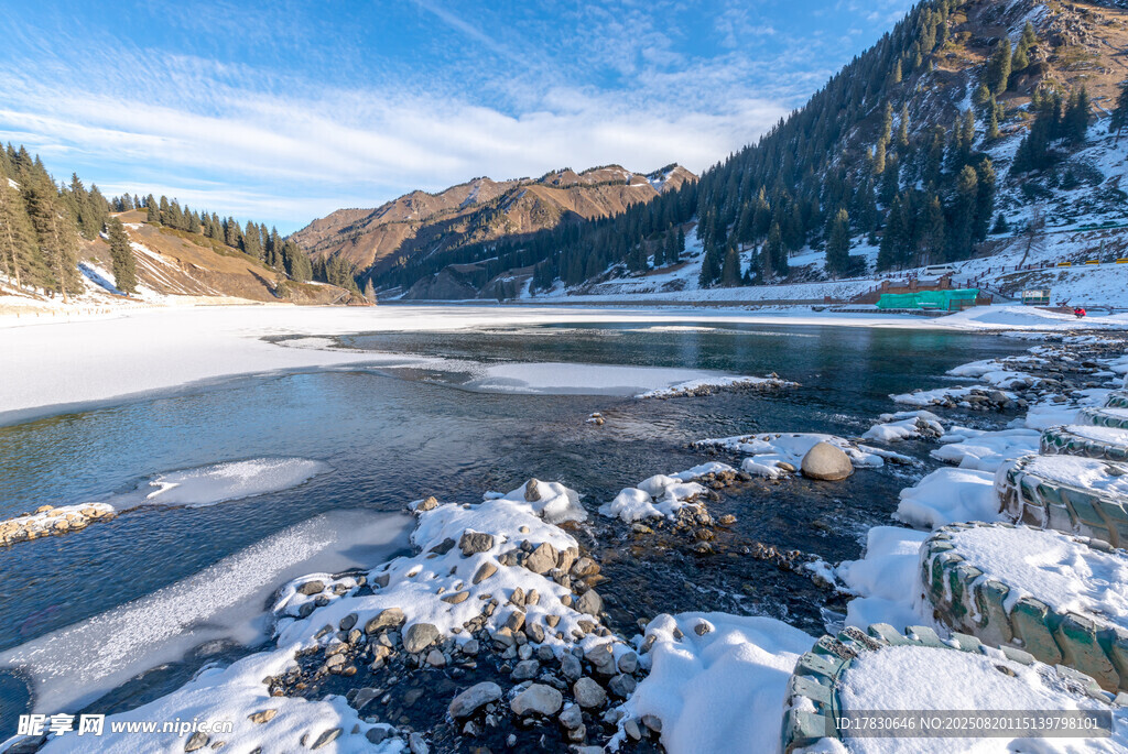 冬日雪覆湖泊山林美景