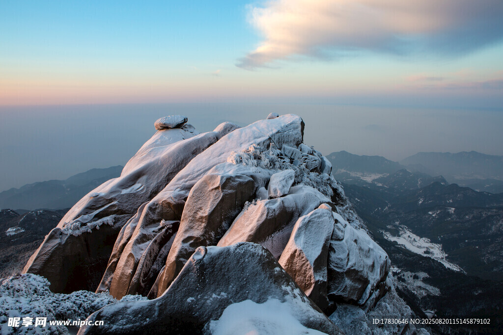 雪覆山巔壯麗美景