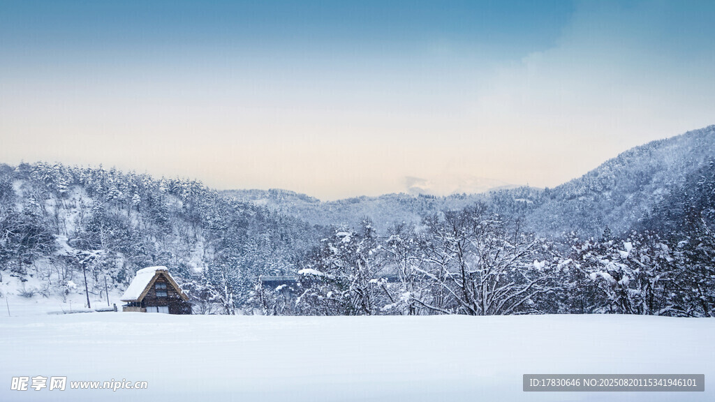 雪覆山巒間的靜謐小屋