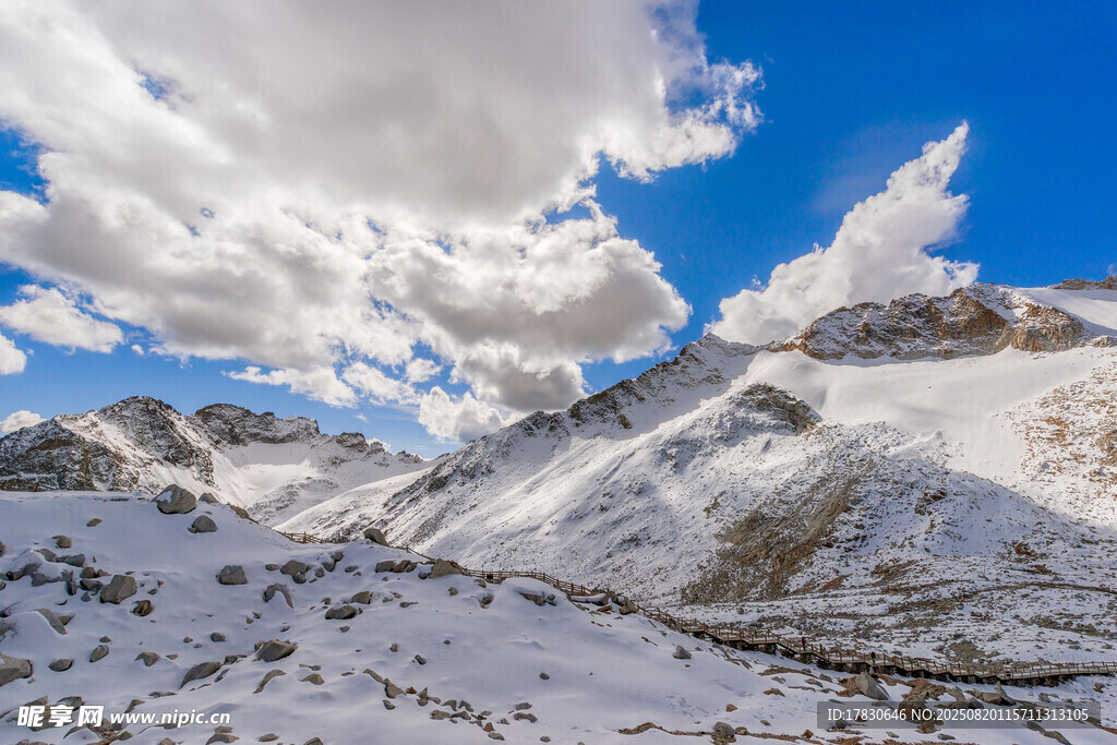 雪山藍(lán)天壯麗自然景觀