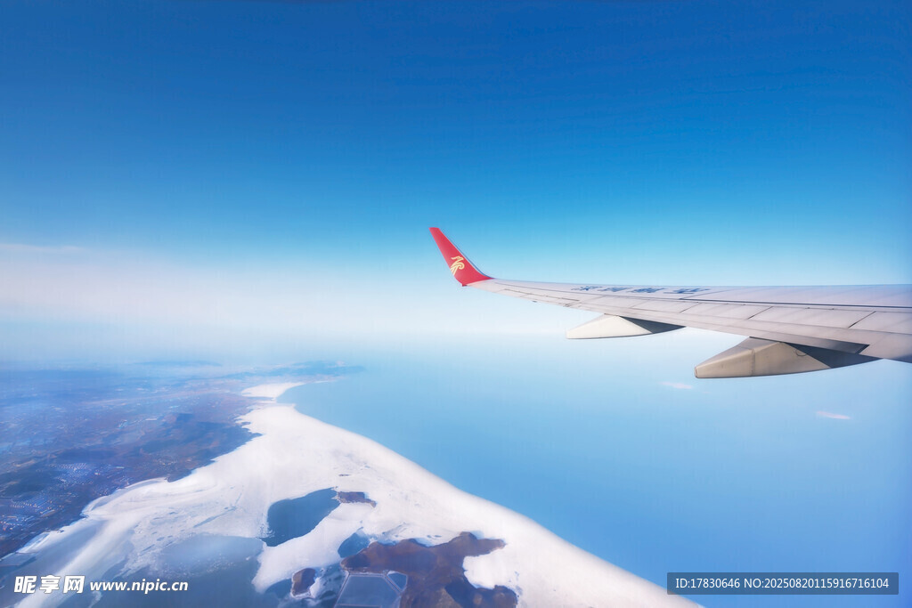 高空視角下的飛機與壯麗景觀