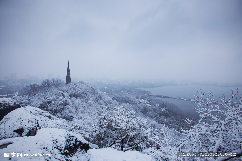 冬日雪景中的山巒景色