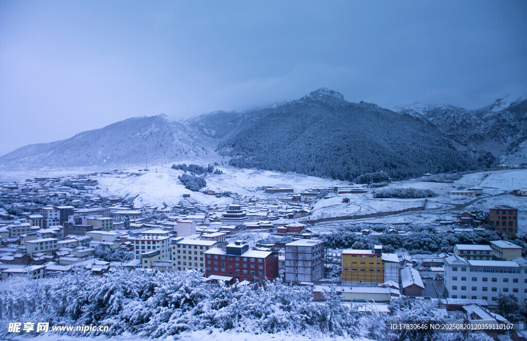 雪覆山村美景
