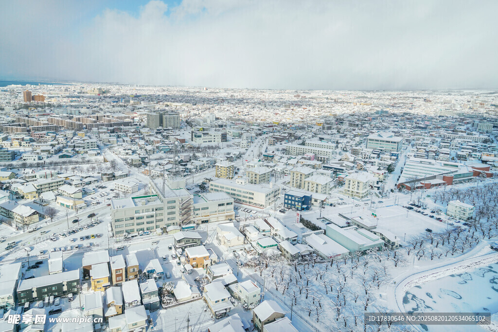 冬日雪覆城市全景