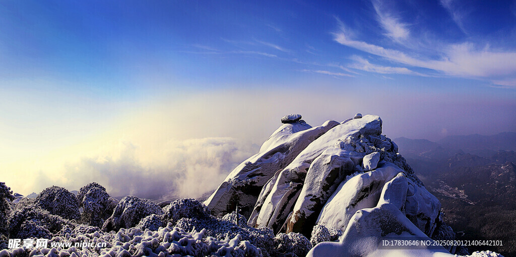 雪覆山巔壯麗美景