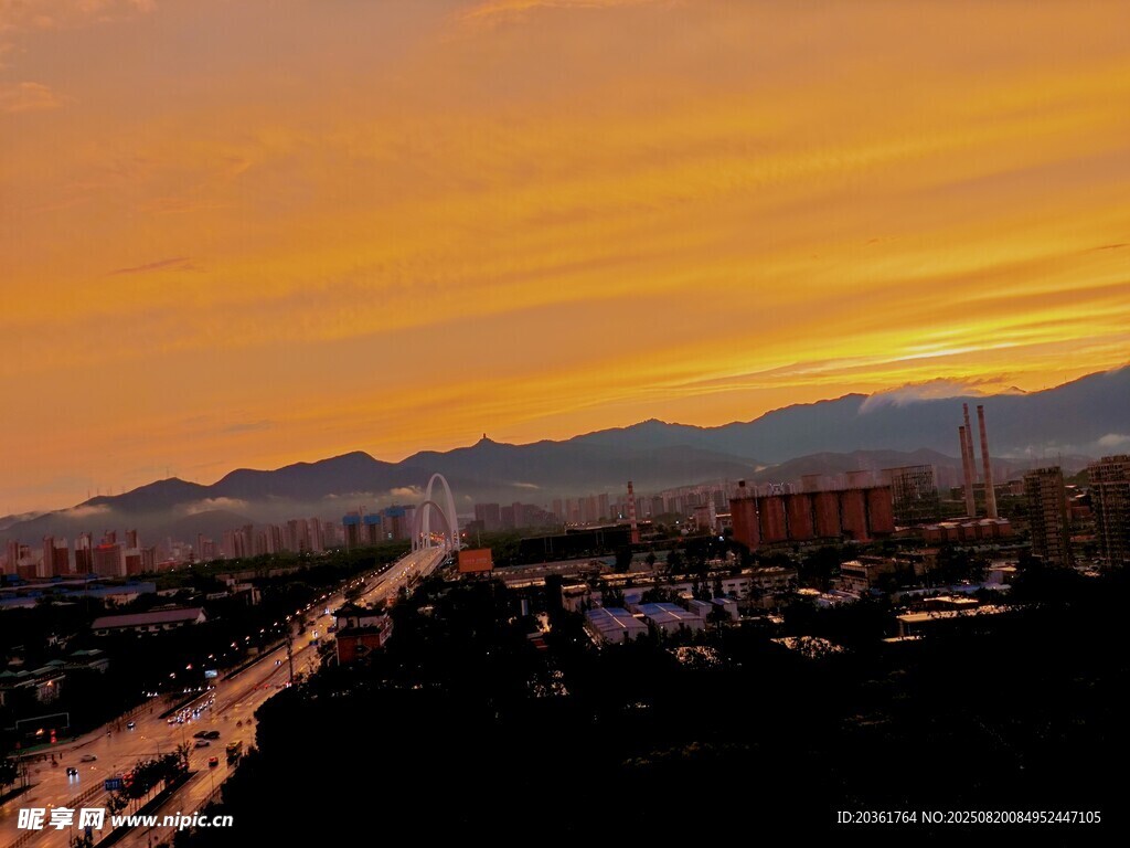 黃昏下的城市與遠(yuǎn)山景色