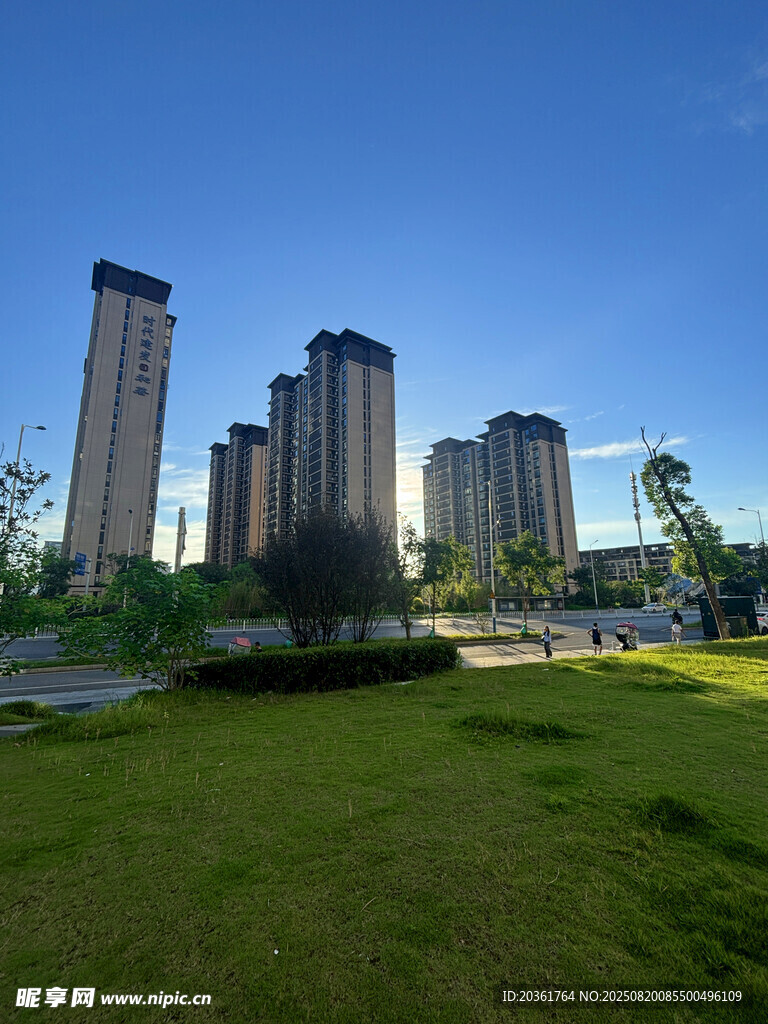 城市綠地旁的高樓景觀