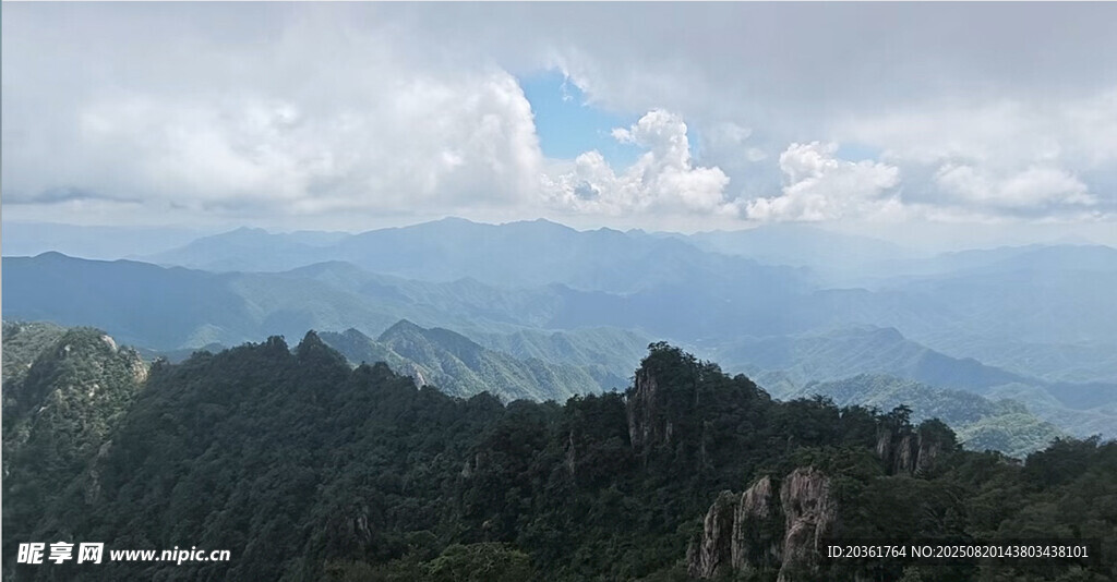 山巒云海間的壯美風(fēng)光