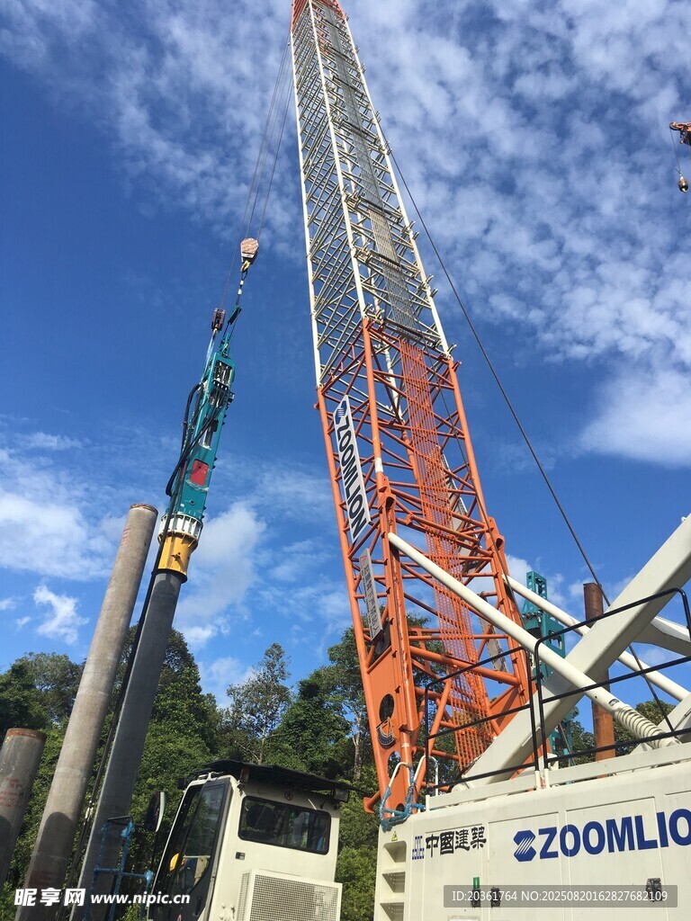 施工現(xiàn)場(chǎng)的大型塔式起重機(jī)