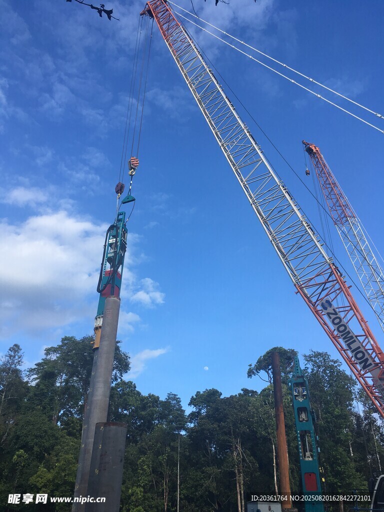 施工現(xiàn)場(chǎng)的塔式起重機(jī)