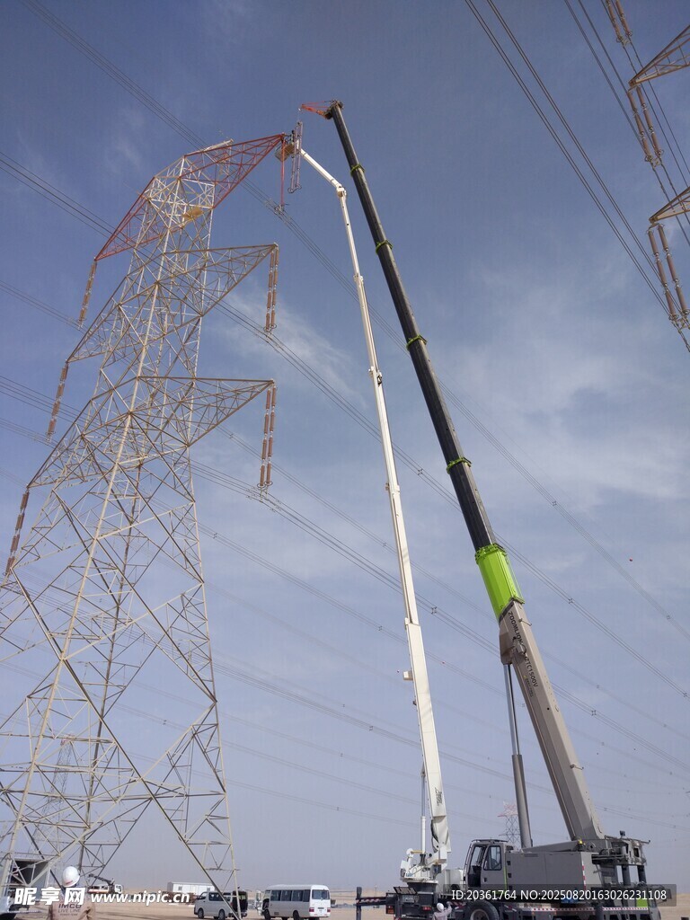 起重機(jī)助力電力塔施工