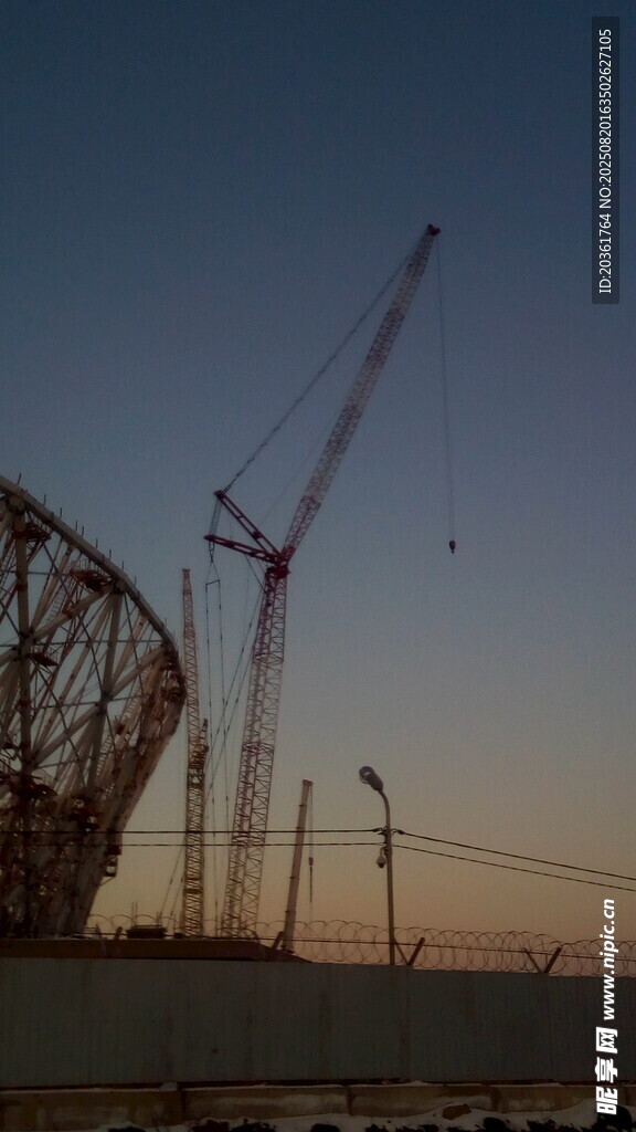 夜幕下的建筑施工場景