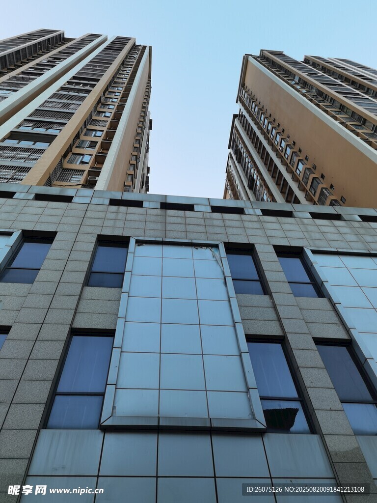 仰望現(xiàn)代高樓建筑外觀
