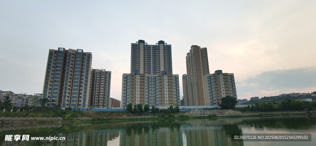 湖畔高樓林立的城市景致