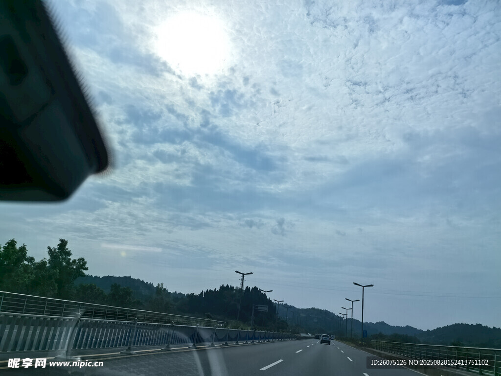 公路行車(chē)窗外風(fēng)景
